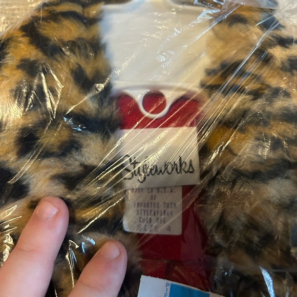 Elegant Red Trench Coat with Leopard Accents - Picture 3 of 3